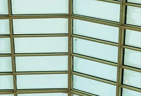 شقف شیشه ای حیاط